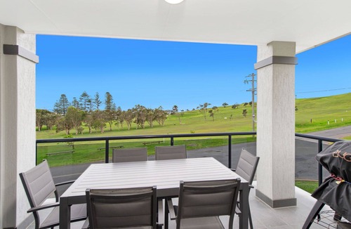 Crescent Head House | AS NEW SPARKLING 3 BEDROOM TOWNHOUSES ON THE GOLF COURSE