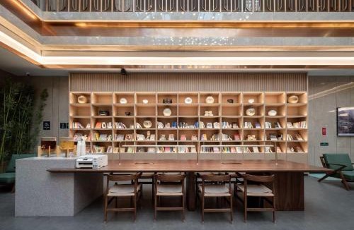 Changbai Mountain North Slope Hotel | Atour Hotel Changbaishan Erdaobaihe North Slope Distribution Center