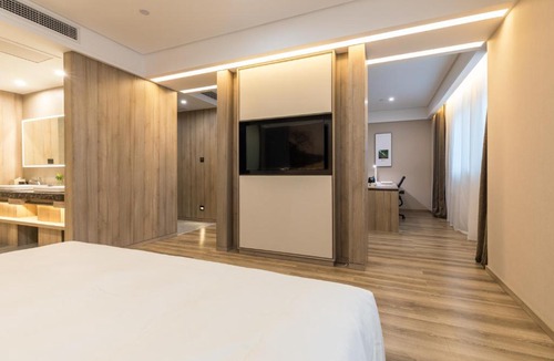 Huzhou Hotel | Atour Hotel Changxing Central Plaza