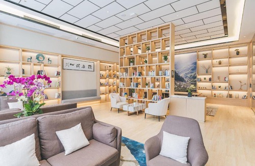 Huaxi Hotel | Atour Hotel Guiyang Century City Shopping Center