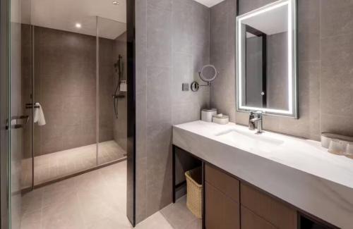 Haining Hotel | Atour Hotel Haining Xiashalan Park