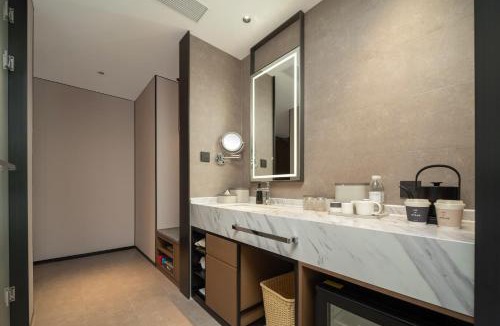Luolong Hotel | Atour Hotel, Longmen Avenue, Longmen Station, Luoyang