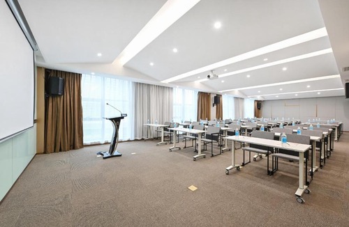 Fengshan Subdistrict Hotel | Atour Hotel Luliang Central Park