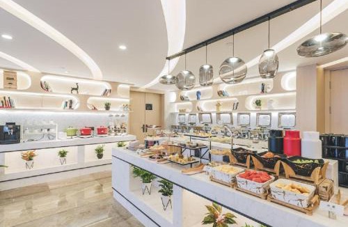 Qixia District Hotel | Atour Hotel Nanjing Hongshan Zoo Metro Station