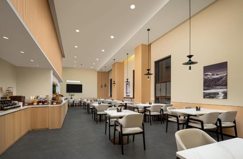 Guanshanhu District Hotel | Atour Hotel West Plaza of Guiyang North Railway Station