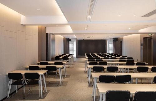 Jiangxia Qu Hotel | Atour Hotel Wuhan Guanggu Qingnianhui JinRongGang