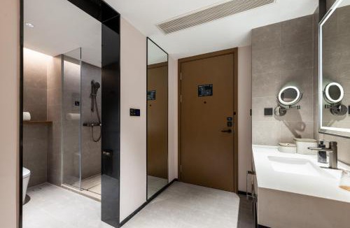 Bin Hu District Hotel | Atour Hotel Wuxi Yuantouzhu Scenic Area Plum Garden Taihu Lake New Light