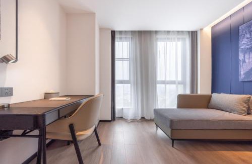 Wuhan Hotel | Atour Hotel Yangchun Lake Wuhan High Speed Rail Station