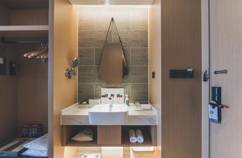 Xiashan District Hotel | Atour Hotel Zhanjiang Renmin Avenue Dingsheng Plaza
