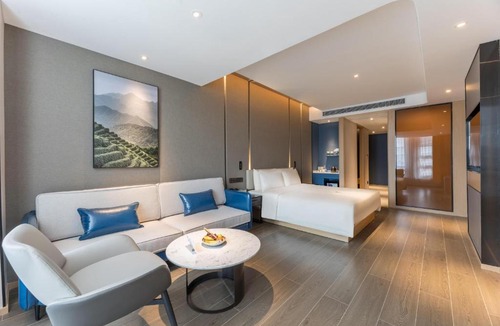 Xihu Hotel | Atour Hotel Zhijiang Bridge