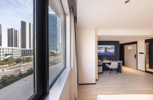 Longhua District Hotel | Atour Light Hotel Shenzhen North Station East Plaza