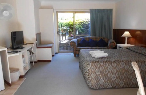 Augusta Hotel | Augusta Molloy sleeps 5 - Entire rental unit in Augusta, Australia UNIT 4nn