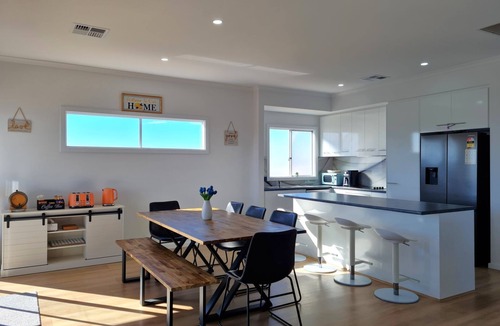 Moonta Bay Hotel | Azure Haven Holiday Home, Moonta Bay