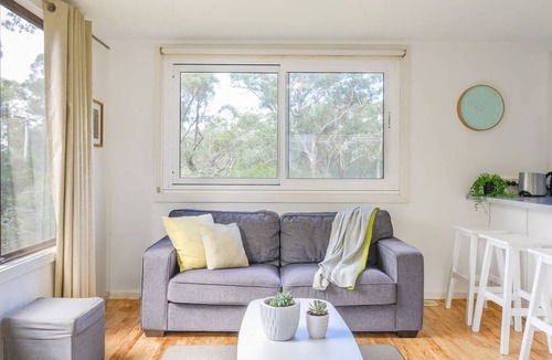 Wentworth Falls House | Backhouse & Bushland Stay with Fireplace