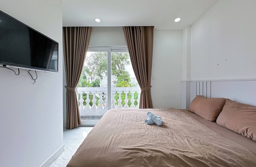 Phu My Hung Apartment | Balcony studio with chill rooftop in D7