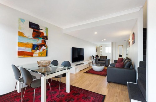 Rozelle Apartment | Balmain Self-Contained Modern Two-Bedroom Apartment (5738DAR)