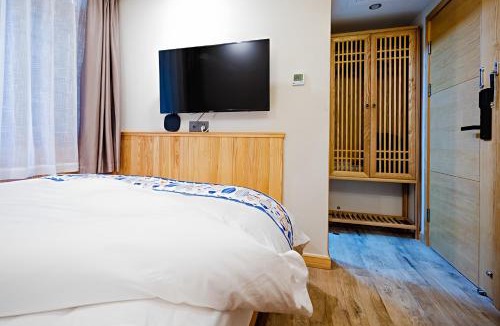 Wulingyuan Hotel | BaoFeng Lake Narrative Light Retreat-Chinese Style-Pick-up-ZhangjiajieTickets-LocalGuideService