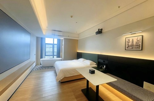 Longhua District Hotel | Baogeli Landmark Sky Hotel
