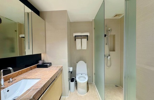 Longhua District Hotel | Baogeli Landmark Sky Hotel