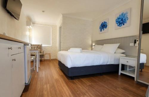 Bateau Bay Hotel | Bay House Motel