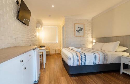 Bateau Bay Hotel | Bay House Motel