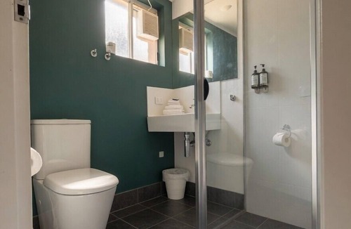 Bateau Bay Hotel | Bay House Motel