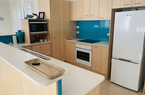 Old Bar Villa | Beach Haven 1 - Easy walk to Beach, Shops, Cafes and Restaurants. Ducted Air.