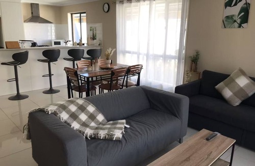 Christie Downs House | Beach&Winery retreat w/Lux King, 2 queen beds, 5bedroom 2bath, sleeps12, Neflix