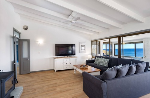 Peppermint Grove Beach House | Beachfront Penthouse by Peppy Beach Retreats® (6 Adults)