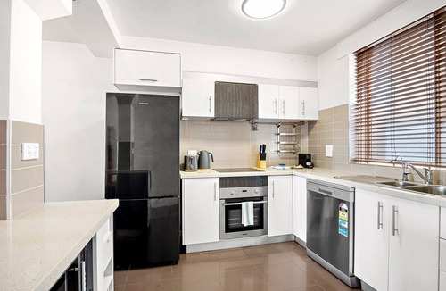 St Kilda West Apartment | Beachfront 2-Bed Apartment with Balcony