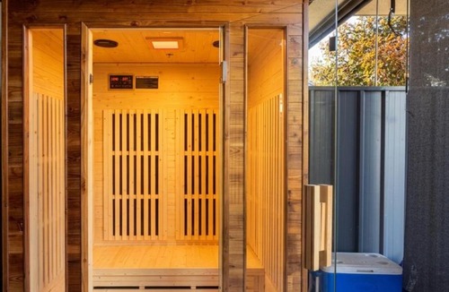 Henley Beach Apartment | Beachfront 3BR with Sauna & Pool Table - Newly Renovated