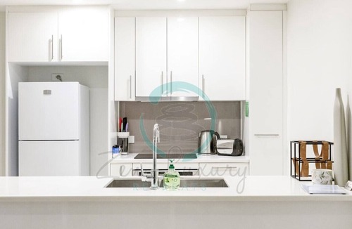 Darwin City Centre Condo | Beachfront Haven: Sea View ~ Pool ~ Outdoor Dining