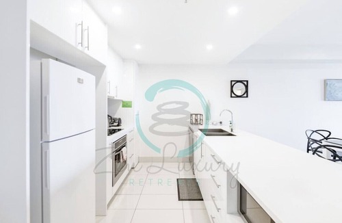 Darwin City Centre Condo | Beachfront Haven: Sea View ~ Pool ~ Outdoor Dining