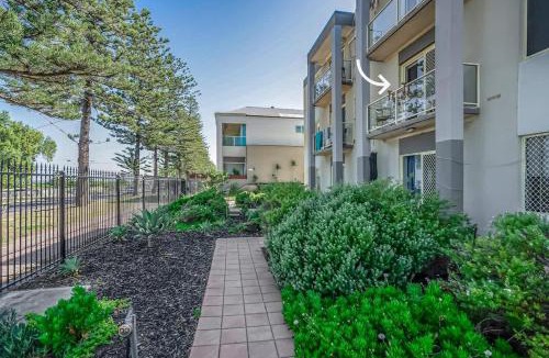 Semaphore House | Beachfront self contained upstairs apartment