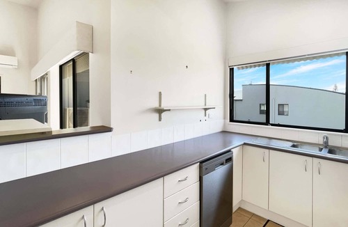 Batehaven Apartment | Beachside 3-Bed Apartment with Garage Parking