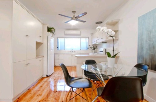 Henley Beach Villa | Beachside and 15mins to city. Perfect for LIV Golf, 4 mins away. Pet Friendly!