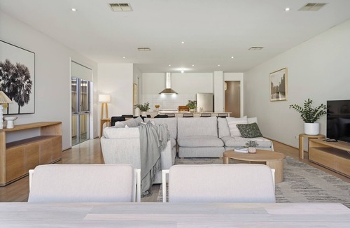 Semaphore House | Beachside Entertainer