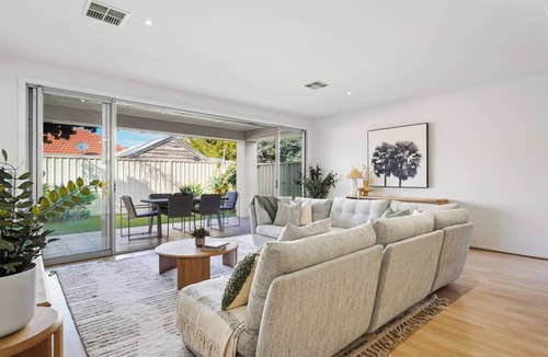 Semaphore House | Beachside Entertainer
