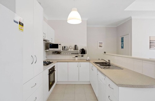 Innaloo Villa | Beachside Gem in Doubleview! Free Wi-Fi! Parking!