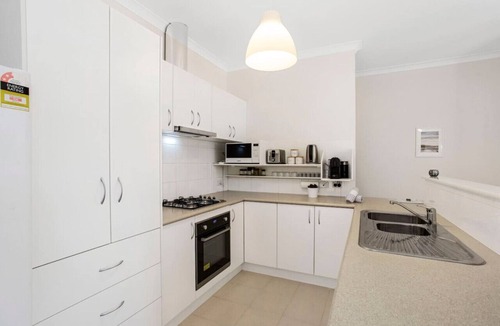 Innaloo Villa | Beachside Gem in Doubleview! Free Wi-Fi! Parking!