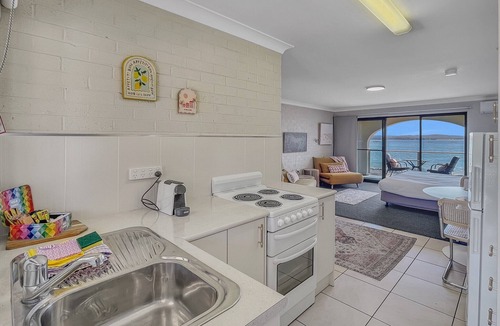 Batehaven Apartment | Beachside Studio Steps from Casey’s Beach