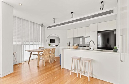 North Bondi Apartment | Beachview 2BR with Balcony and Parking