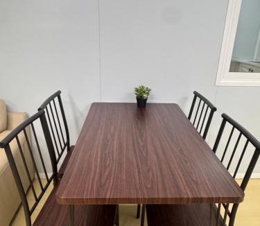 Mulgrave Apartment | Beautiful 2 bedroom Tiny House Walk to Station