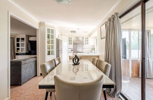 Plumpton House | Beautiful and Colourful House with Parking