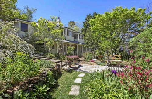 Hazelbrook Cottage | Beautiful Architecturally Designed Cottage in Blue Mountains w/Valley Views
