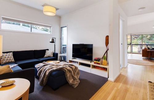 Caurnamont House | Beautiful waterfront holiday house, overlooking Murray River. Privately owned.
