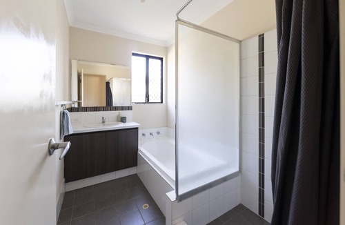 Midvale Bed & Breakfast | Bedroom 4: FreeWiFi, Double Size Bed, Ceiling Fan