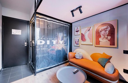 Yansha Hotel | BeiJing Seeyou Youth Hostel Adjacent to Yonghe Temple and Sanlitun, with direct access to the airport