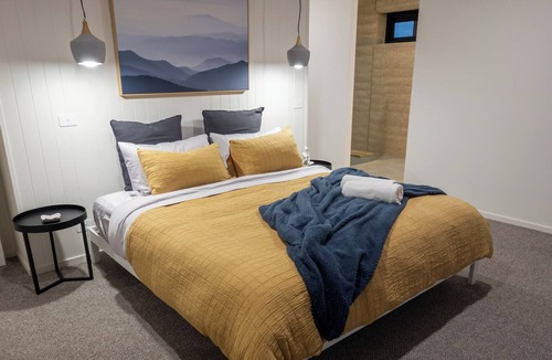 Mansfield House | Bellview Park - Centre of Mansfield close to lake