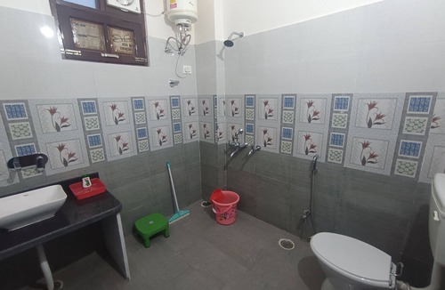 Gomti Nagar Apartment | Best 2bhk Homestay 201 in Gomti Nagar- Bayweaver Nests